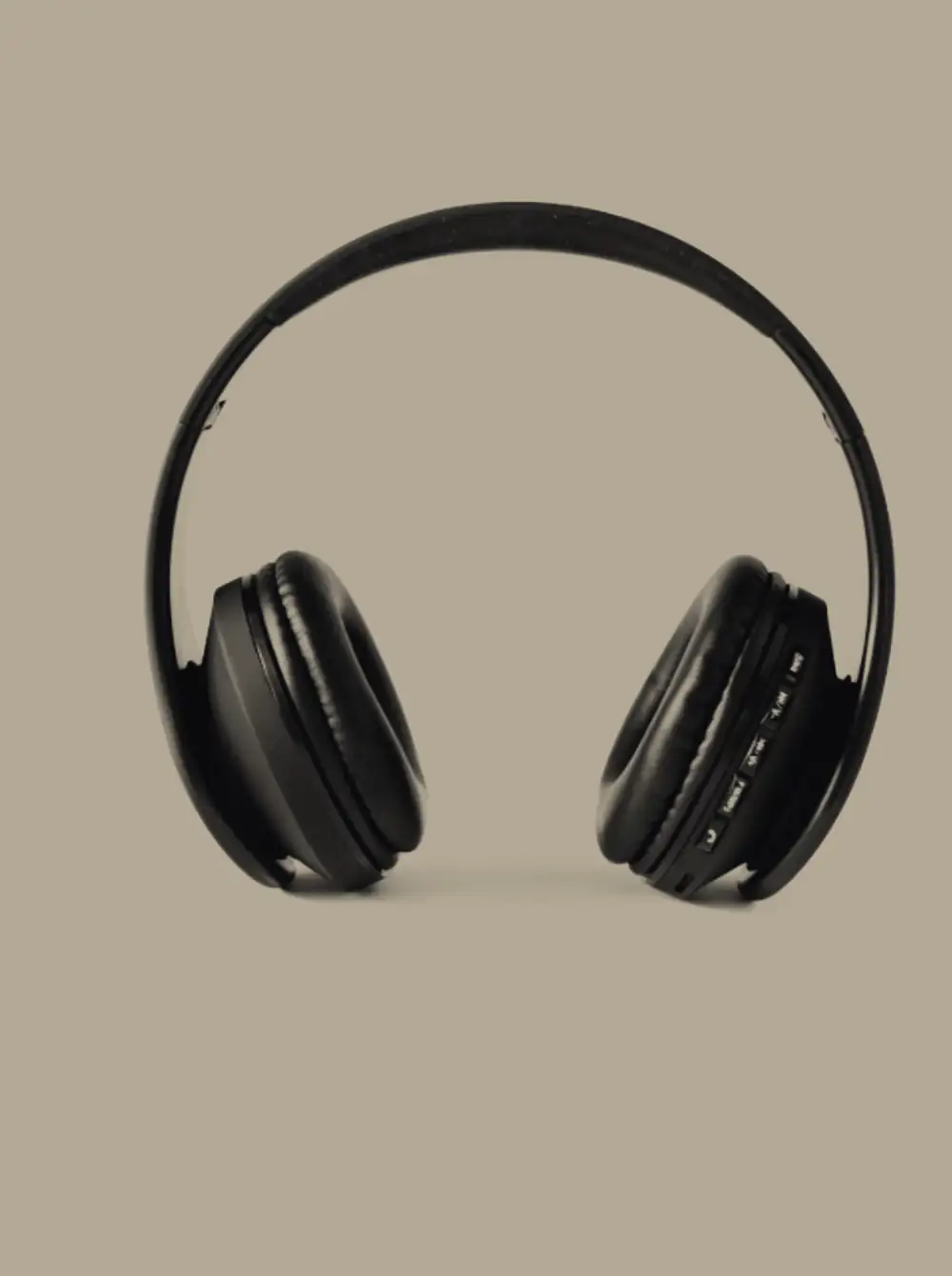 Fone de ouvido fechado de estúdio, sobre fundo claro